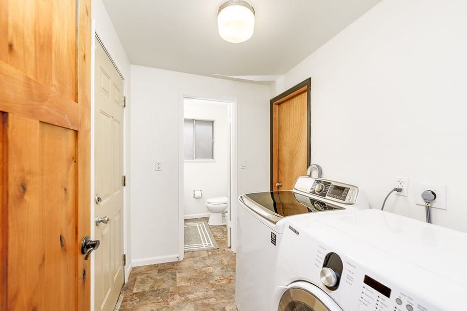 Washer/Dryer
1/2 bath
