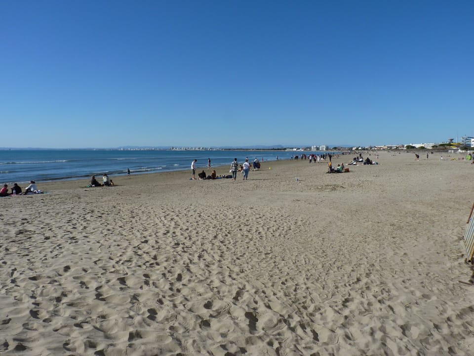 Access to the beach 200m from the apartment