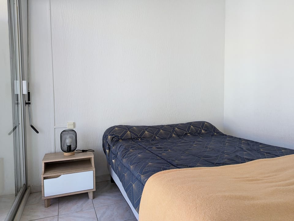 Bright room with a double bed and overlooking the loggia, offering a view of the street leading to the sea