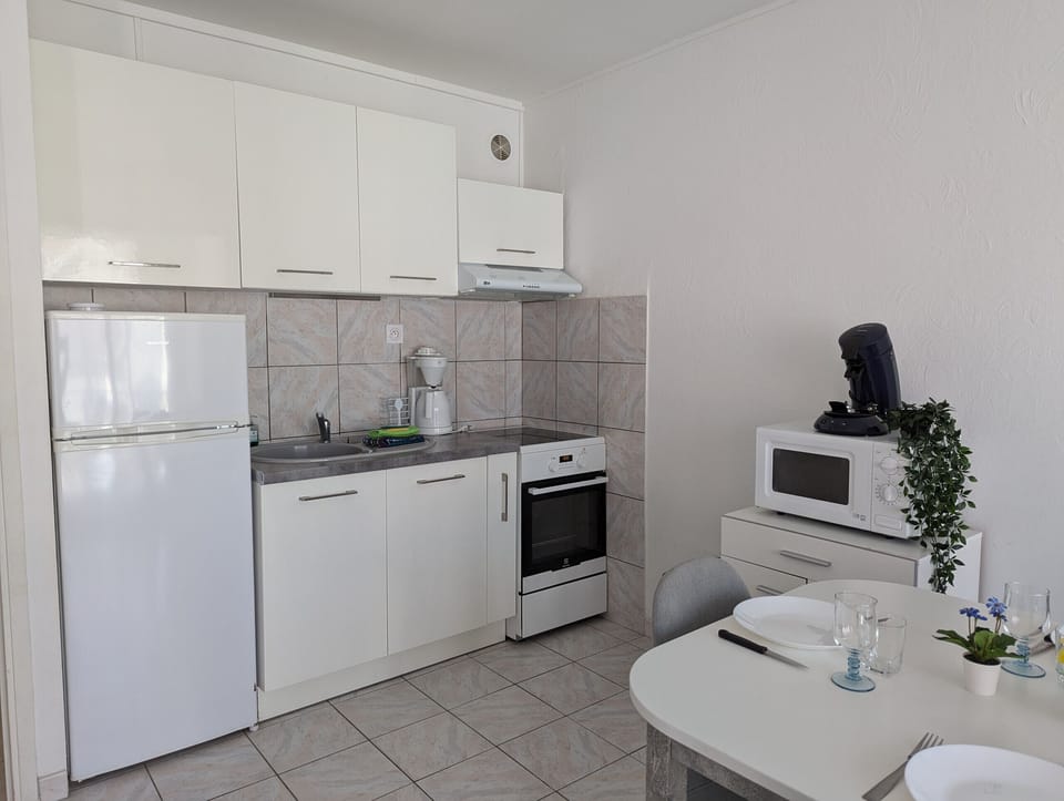 Modern kitchen equipped with everything you need to make your meals easy and enjoyable: oven, microwave, freezer, coffee maker, and much more
