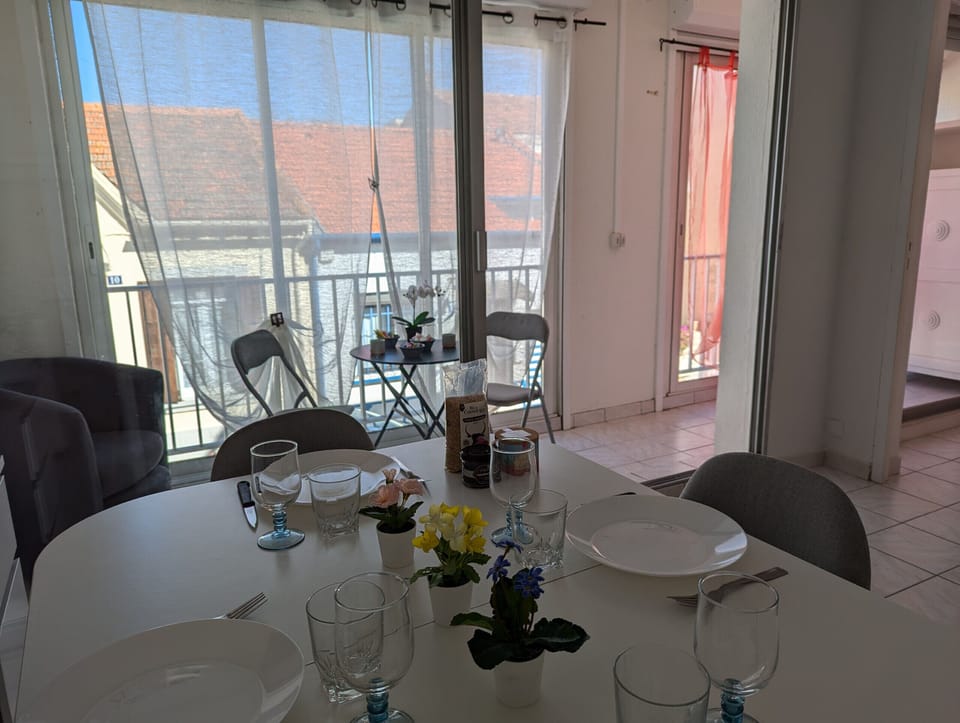 Nice dining area, spacious and bright, offering a clear view of the loggia