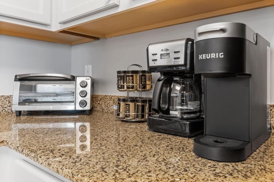Fully stocked with all the little comforts of home; Keurig & Regular 12 cup 