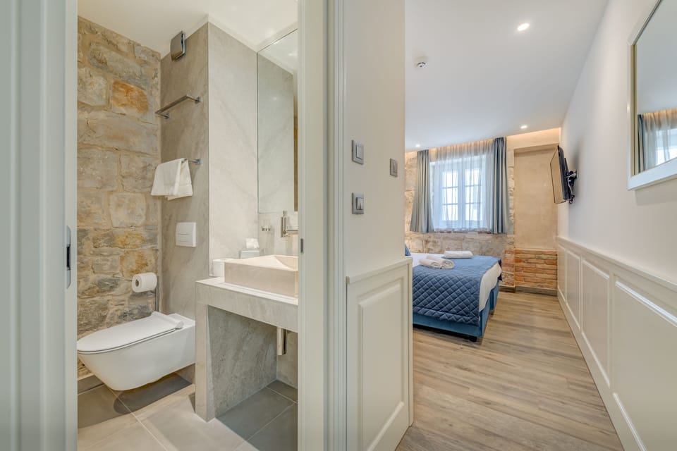 Superior Double Room | Bathroom | Shower, eco-friendly toiletries, hair dryer, towels