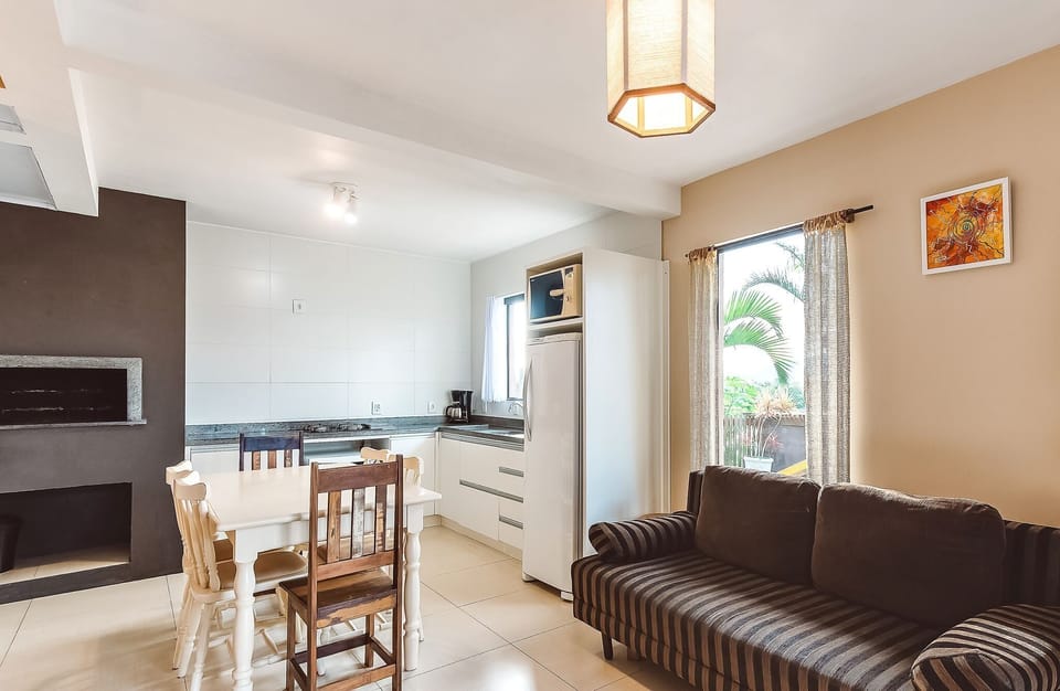 Bungalow | Living area | 40-inch LED TV with cable channels, TV, Netflix