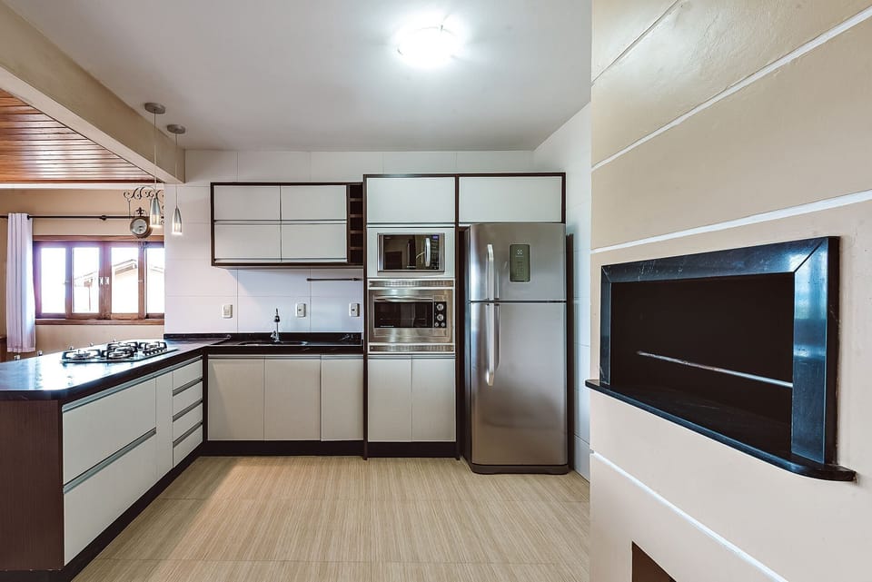 Bungalow | Private kitchen | Fridge, microwave, toaster oven, cookware/dishes/utensils