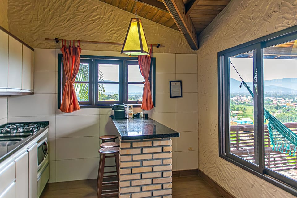 Bungalow | Private kitchen | Fridge, microwave, toaster oven, cookware/dishes/utensils