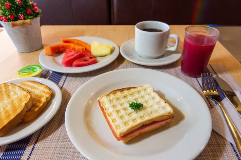 Free daily English breakfast