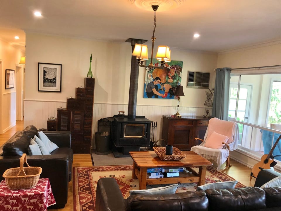 Features a wood-fuelled fire and many musical instruments 
