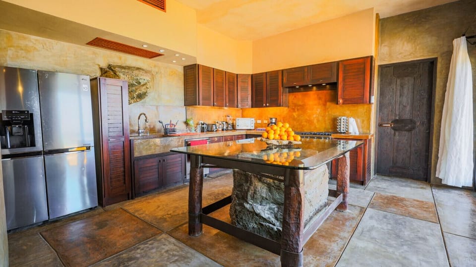 Fully equipped kitchen.