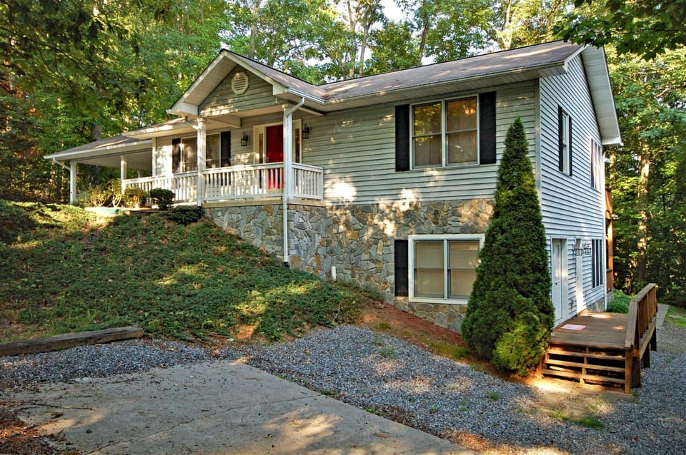 Large family home. Nice and quiet neighborhood. 