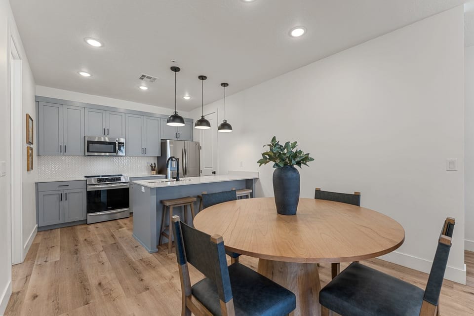 Condo, 3 Bedrooms | Dining