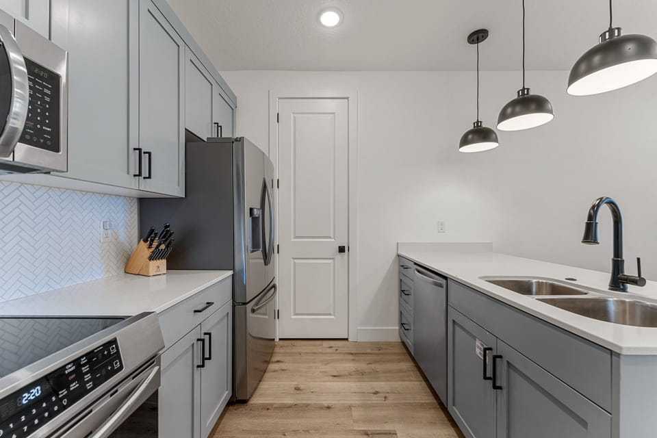 Condo, 3 Bedrooms | Private kitchen | Fridge, oven, coffee/tea maker, toaster