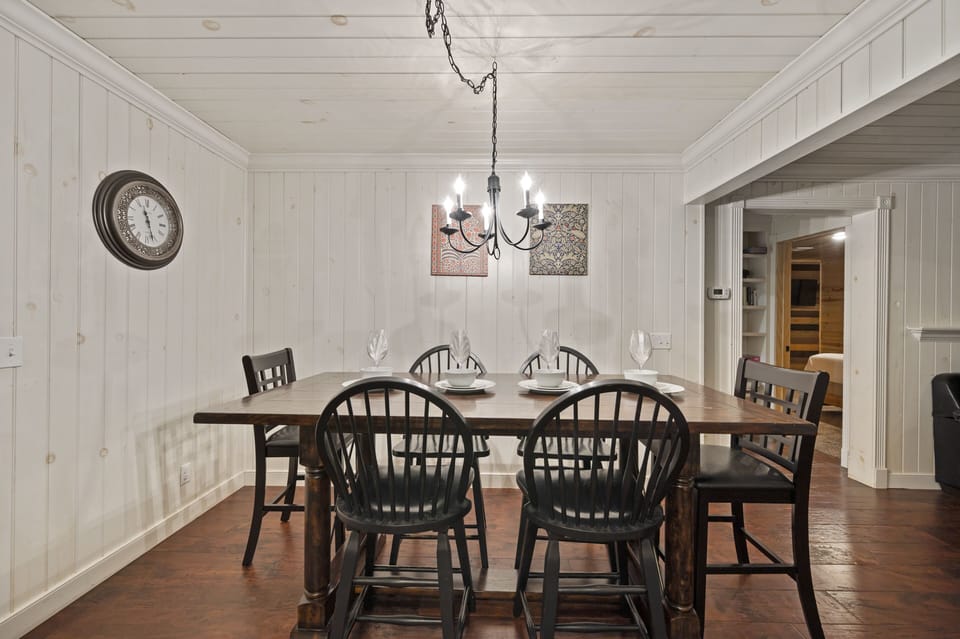 Dining for  6 Relax in the farmhouse with plenty of seats!
