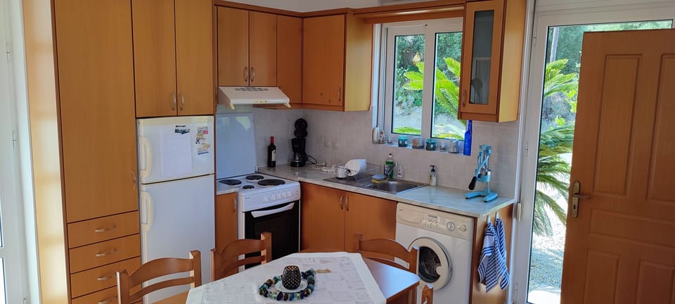Comfort House, 2 Bedrooms, Sea View, Beachside | Private kitchen | Oven, stovetop, coffee/tea maker, electric kettle