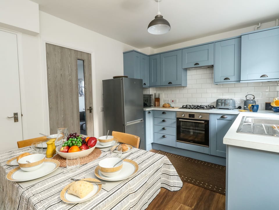 Cottage | Private kitchen | Fridge, dishwasher, electric kettle, toaster