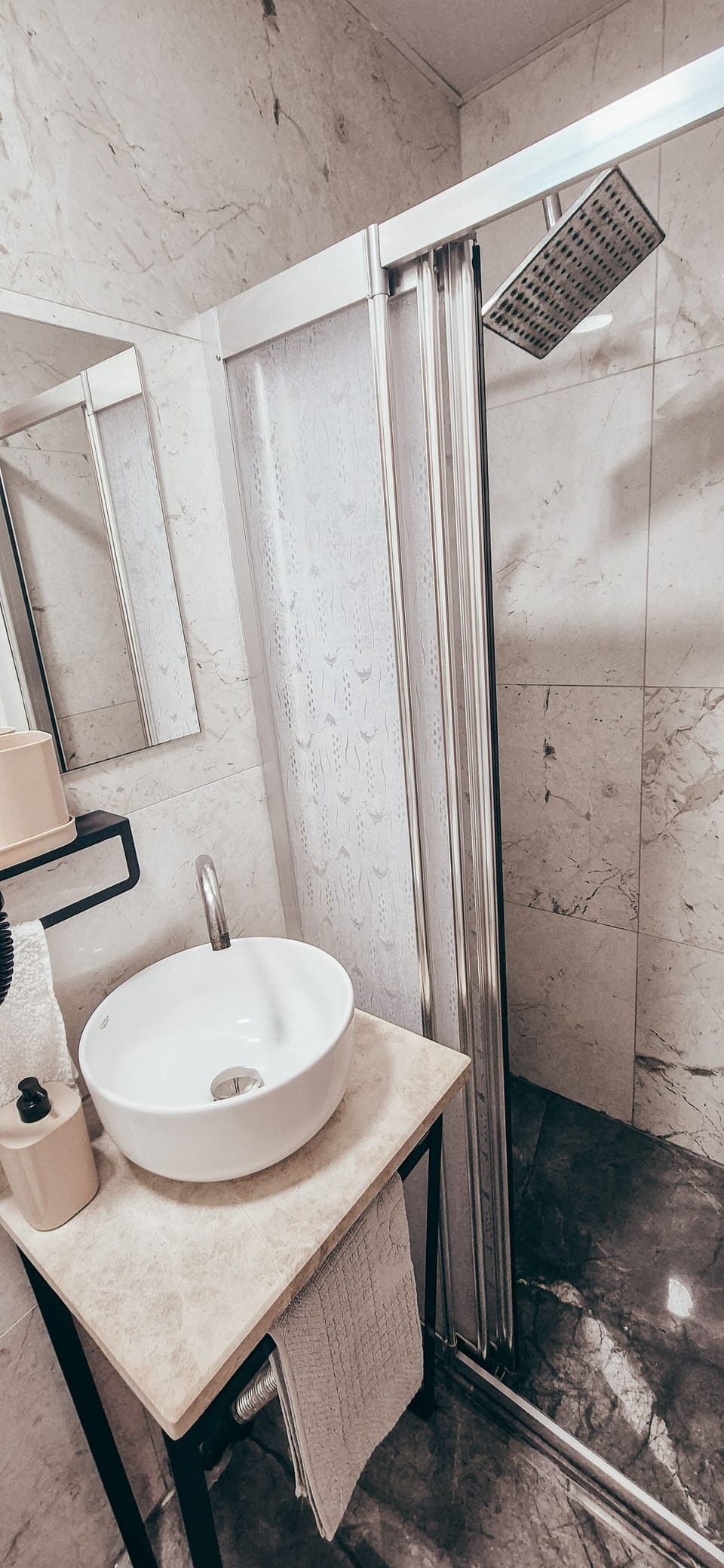 Standard Room | Bathroom | Shower, hair dryer, slippers, towels