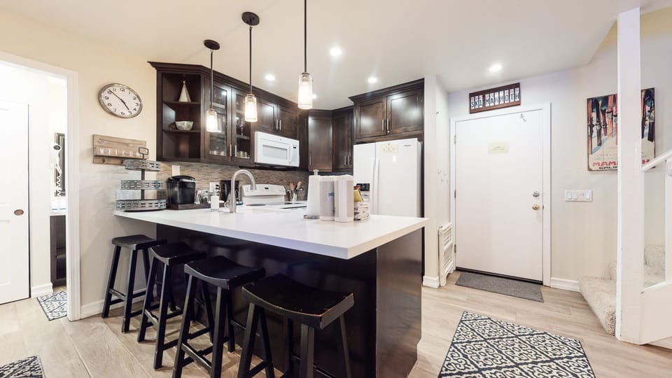 Condo, 1 Bedroom | Private kitchen | Fridge, oven, coffee/tea maker, toaster