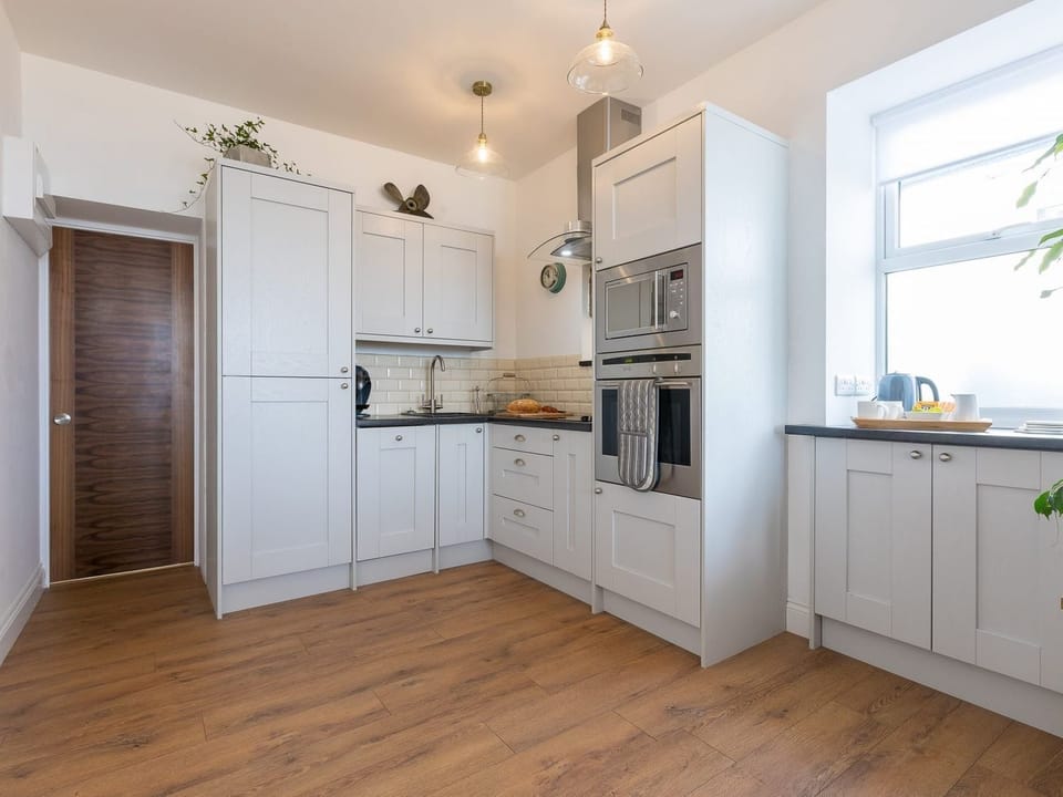 Cottage | Private kitchen | Fridge, microwave, dishwasher, electric kettle