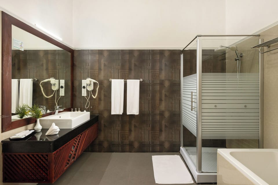 Suite Room | Bathroom | Rainfall showerhead, free toiletries, hair dryer, bathrobes