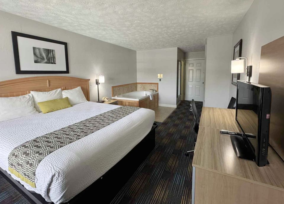 Honeymoon Room | Desk, blackout drapes, free WiFi, bed sheets