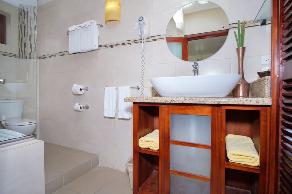 Junior Deluxe Suite (Ocean View) | Bathroom | Deep soaking tub, free toiletries, towels
