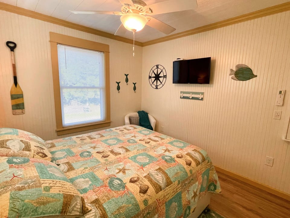 Queen Bed (alternate view)