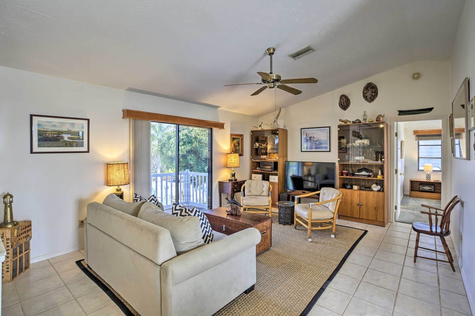 Living Room | Single-Story Home | Free WiFi | Smart TV | Central Heating & AC