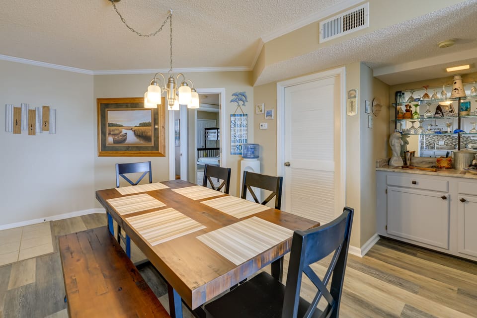 Dining Area | Dishes & Flatware Provided