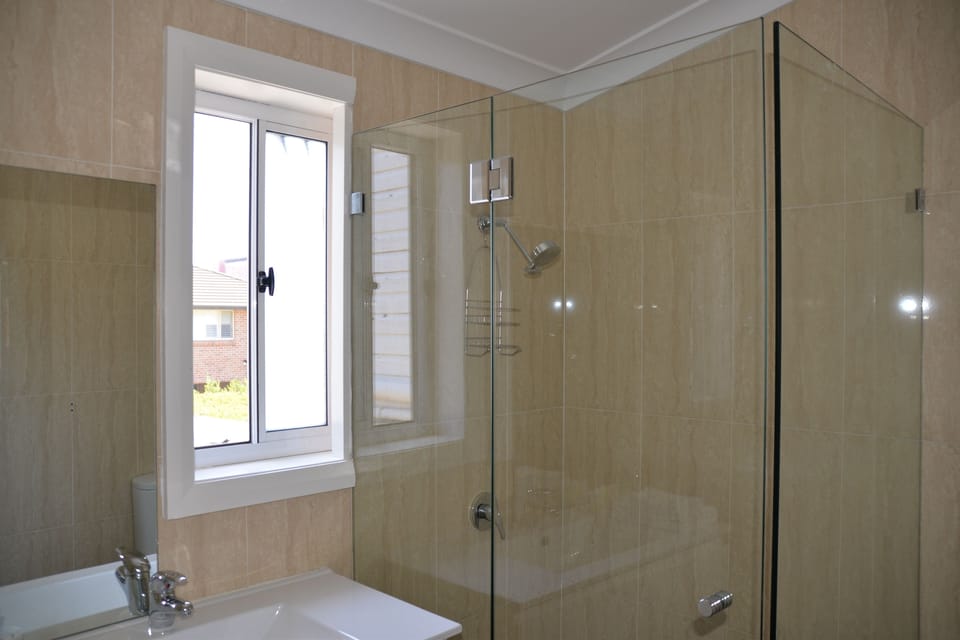 Superior Double Room with Private Bathroom | Bathroom | Free toiletries, hair dryer, towels