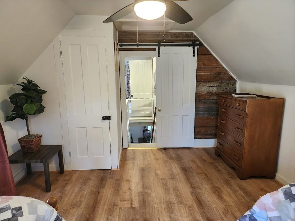 Twin Bedroom 
