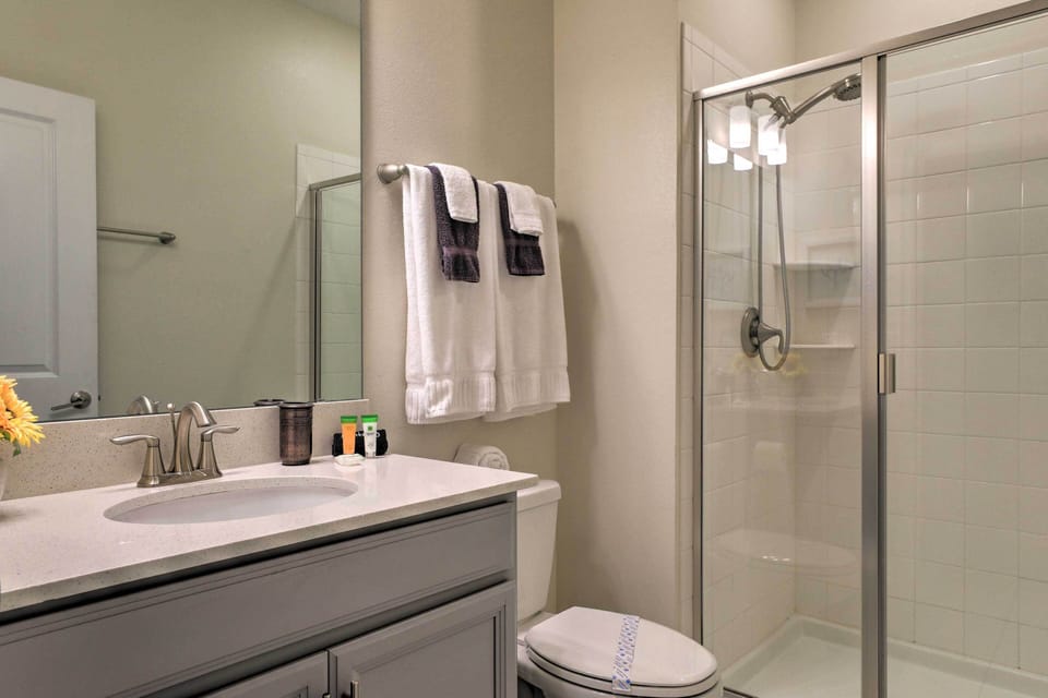 Full Bathroom | Linens & Towels | Complimentary Toiletries | Hair Dryer