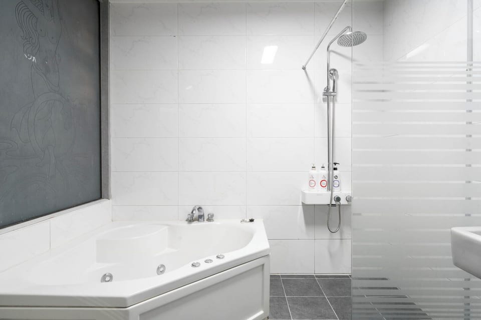 Deluxe Twin Room | Bathroom | Hair dryer, towels, soap, shampoo
