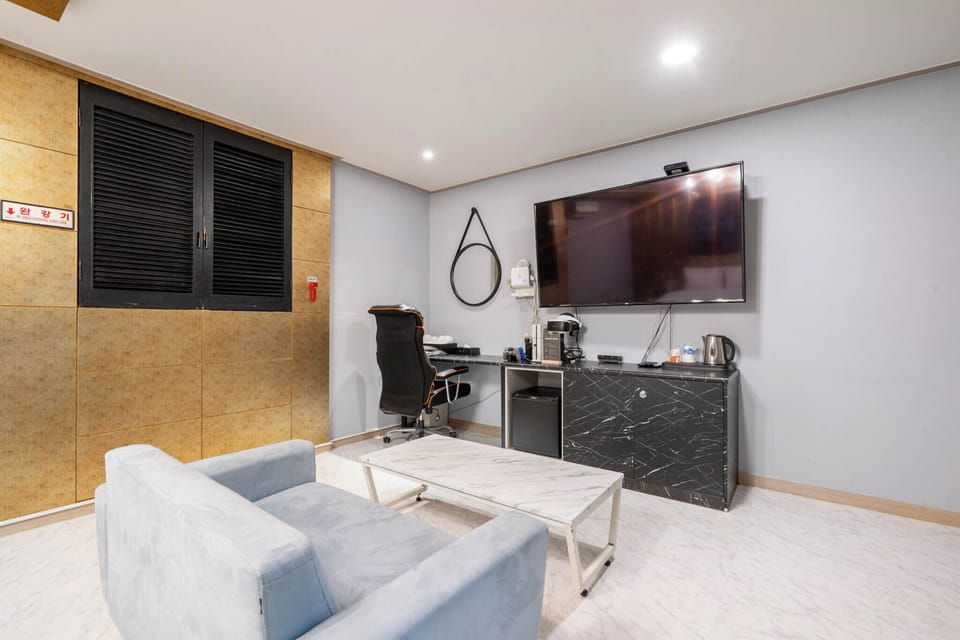 Premium Suite | 1 bedroom, free WiFi, bed sheets