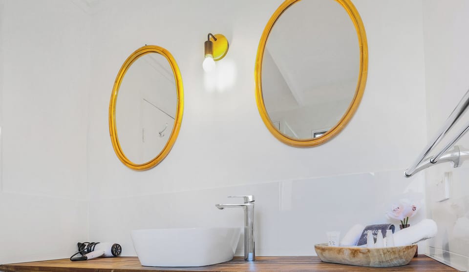 Classic Triple Room | Bathroom | Shower, free toiletries, hair dryer, towels