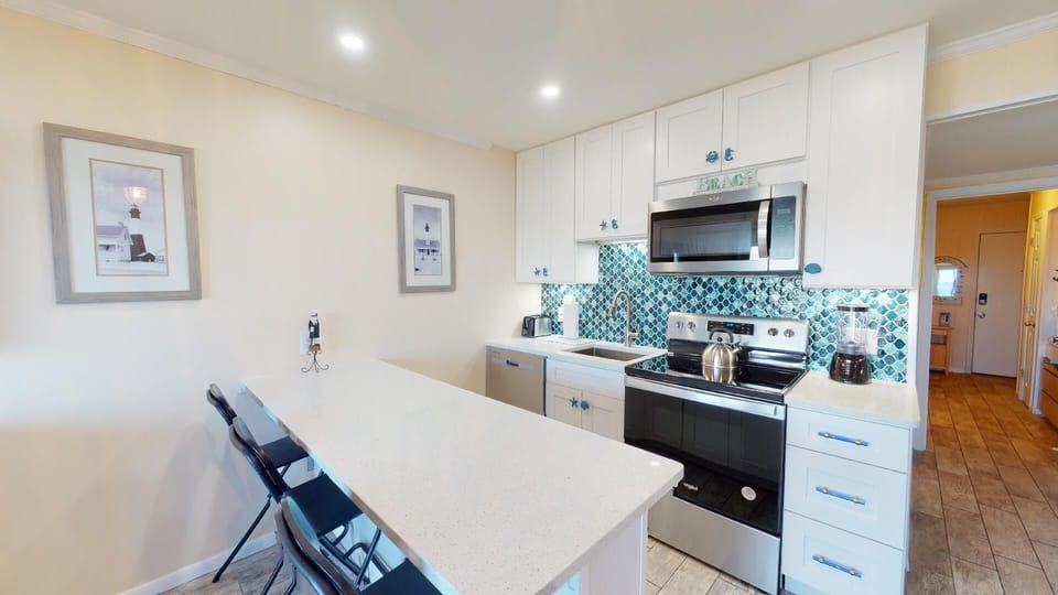 Kitchen w. Breakfast Bar