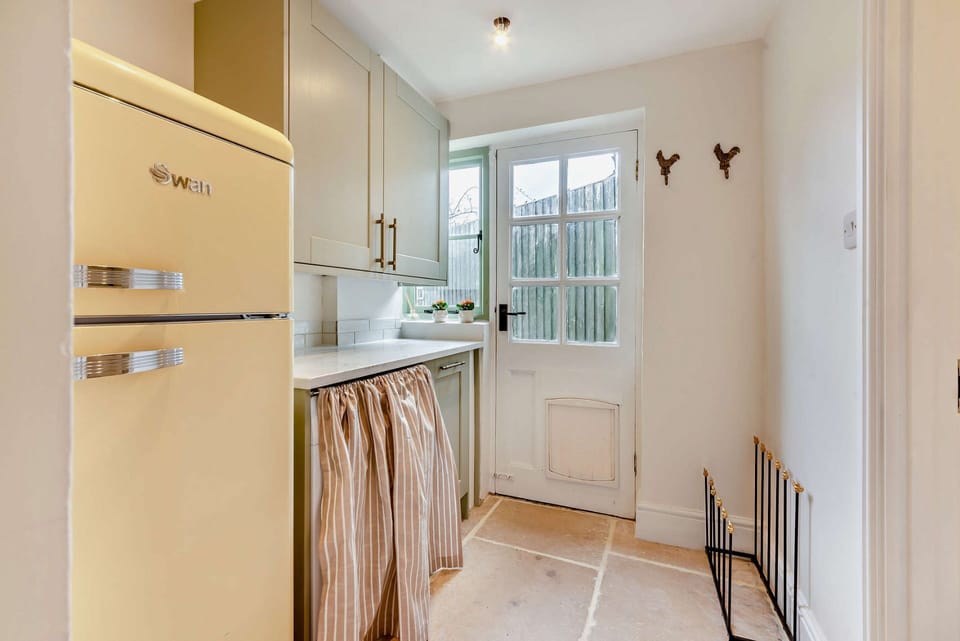Heath Cottage Utility Room - StayCotswold