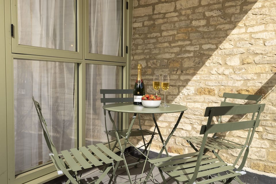 The Staircase Balcony - StayCotswold