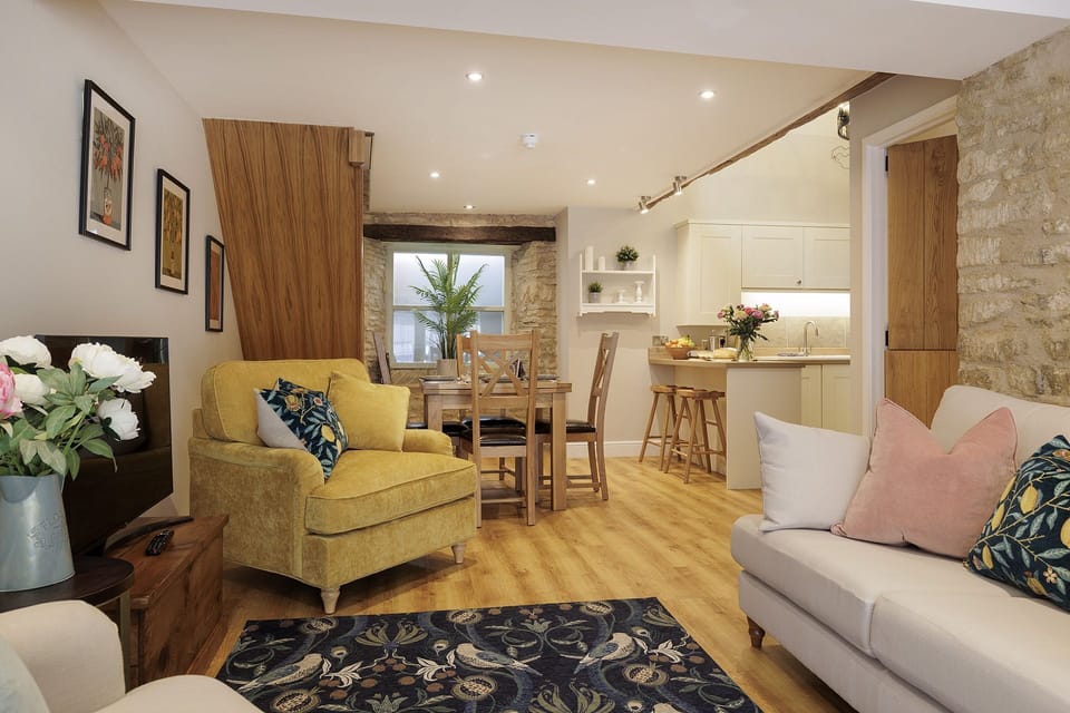 The Staircase Living Room - StayCotswold