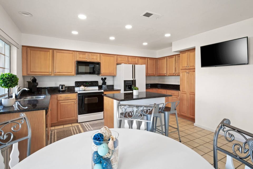 Kitchen and Breakfast Nook w/ TV