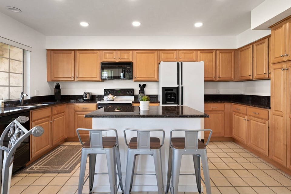 Kitchen w/ Plenty of Seating