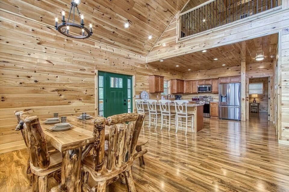 Smokey Peak Inn's inviting dining area