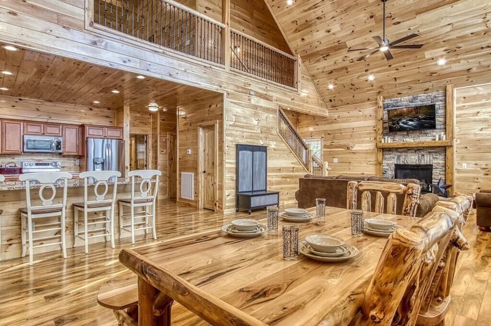 Smokey Peak Inn's inviting dining area