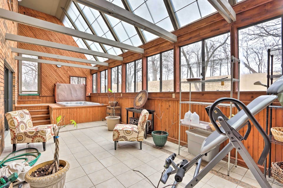 Shared Sunroom w/ Hot Tub