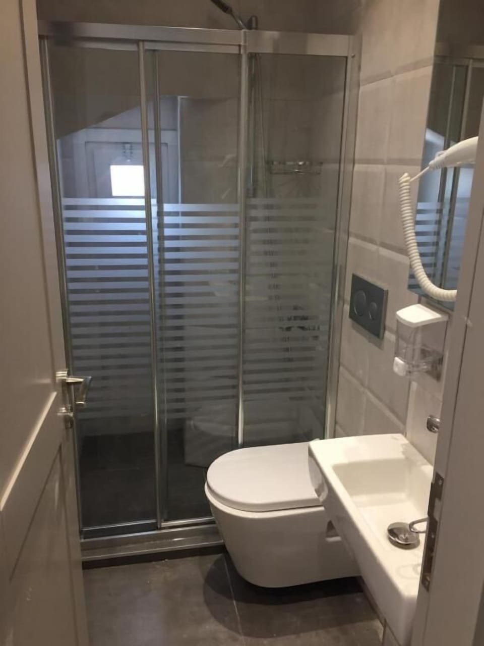 City Room, Multiple Beds, Non Smoking, City View | Bathroom | Shower, hydromassage showerhead, free toiletries, hair dryer