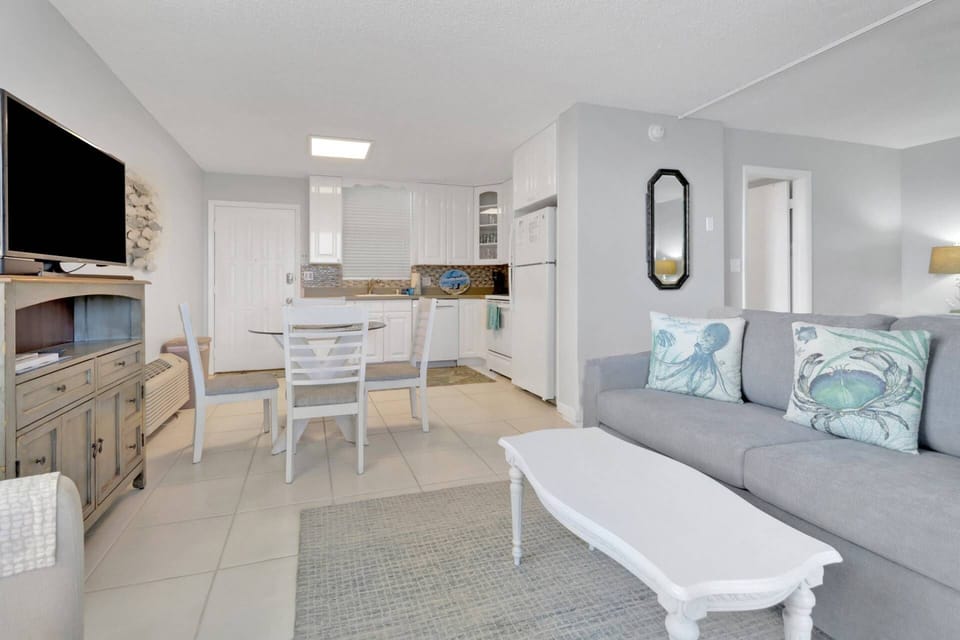 Planning a beach vacation for you and someone special? This cheerful Beach studio condo has everything you need for a perfect getaway.