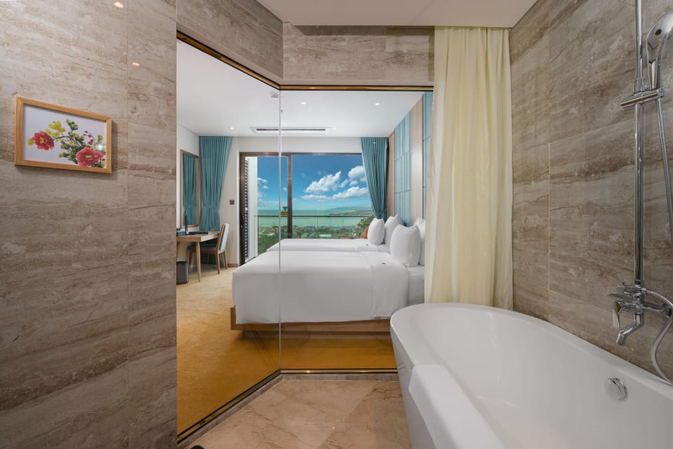Presidential Suite | Bathroom | Free toiletries, hair dryer, bathrobes, slippers