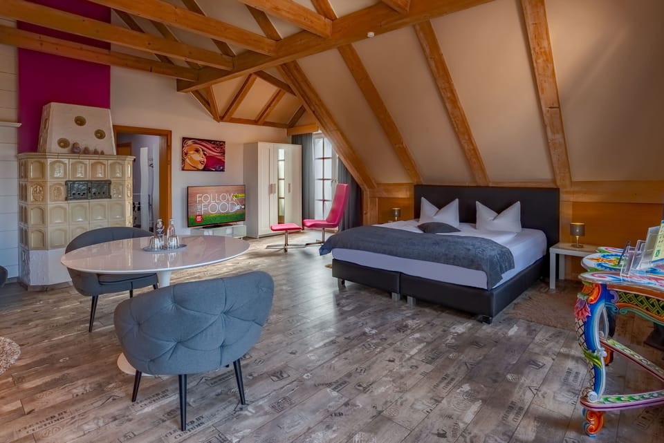 Suite | Desk, free WiFi