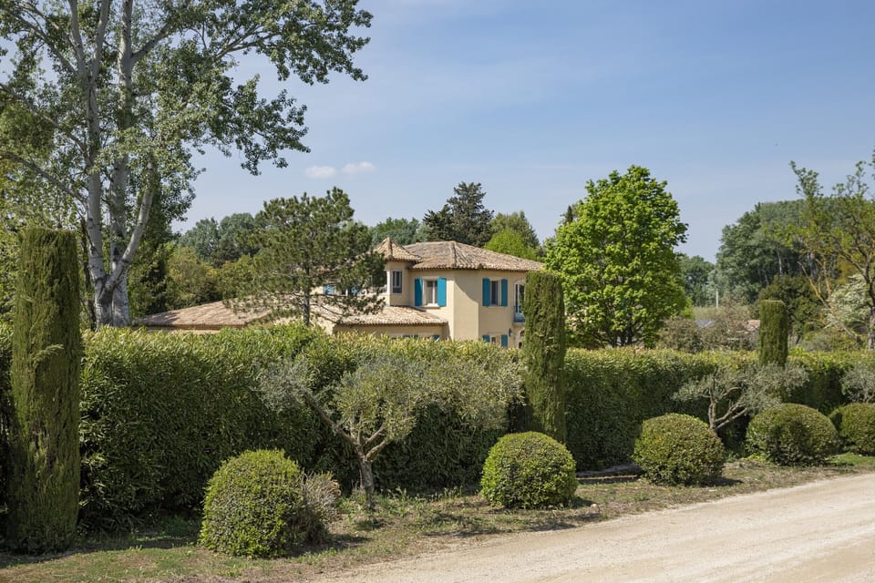 Holiday rental MOURIÈS Alpilles Provence, luxury property to rent with all comfort, large prestigious property for 16 people. Online reservation with Plaisirs & Maisons de Provence