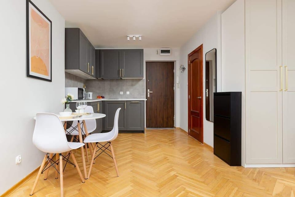 A functional open-plan living and dining area, combining comfort and practicality.
