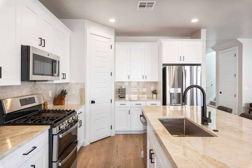 Townhome, 5 Bedrooms | Private kitchen | Fridge, oven, coffee/tea maker, toaster